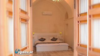 اتاق دو تخته دبل حیاط بدون پنجره (همکف) هتل سنتی یاسمین راهب - کاشان